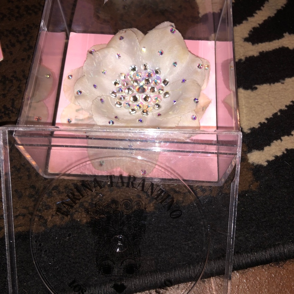 Tarina Tarantino flower hair clip